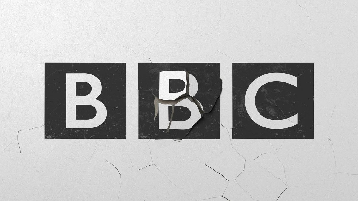 „Jednáme a udeříme.“ Britská vláda chce utáhnout kohoutky BBC